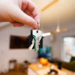 Como Juntar Dinheiro Para Comprar Sua Casa Conclusão: A Sua Casa Própria é Questão de Tempo e Método Parabéns por chegar até aqui! Você tem em mãos um plano de 8 passos robusto para responder à pergunta: como juntar dinheiro para comprar casa. Cobrimos desde a definição da meta, passando pela disciplina do "Pague-se Primeiro" e a inteligência dos investimentos (Tesouro Selic), até as estratégias de renda extra e o uso do FGTS. Ademais, a chave para o sucesso é a consistência. Comece com o que você pode, mas comece hoje. Cada real economizado, cada investimento feito e cada dívida eliminada é um tijolo que você coloca na construção do seu futuro lar. O sonho da casa própria é grande, mas com o método e a dedicação corretos, ele está muito mais perto do que você imagina.